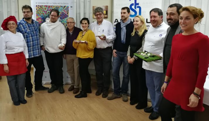 Los finalistas y el jurado calificador. 