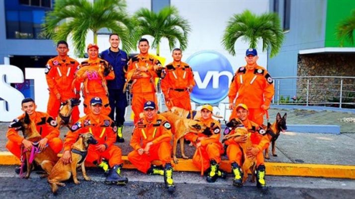 Miembros y perros del GREM en su reciente curso impartido en Panamá. /GREM