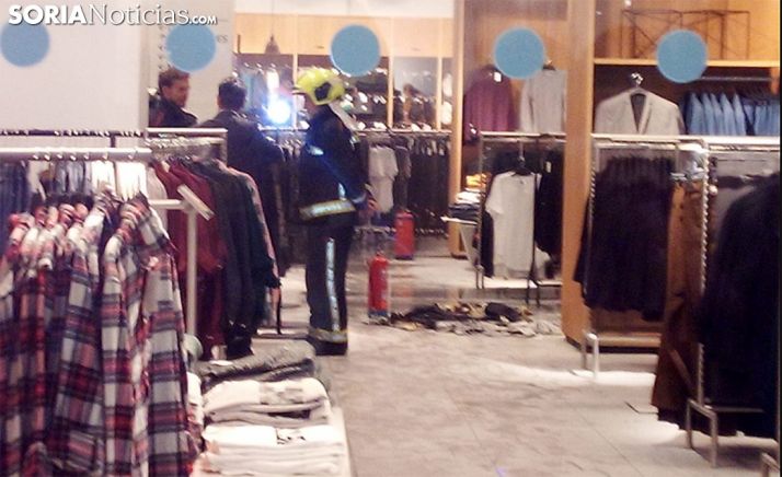 Los bomberos en el establecimiento tras sofocar las llamas. /SN