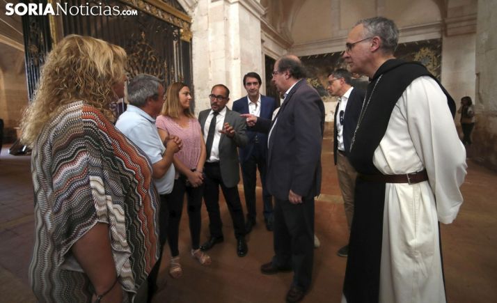 Representantes de admnistraciones oficiales en su visita al monasterio tras la riada. /SN