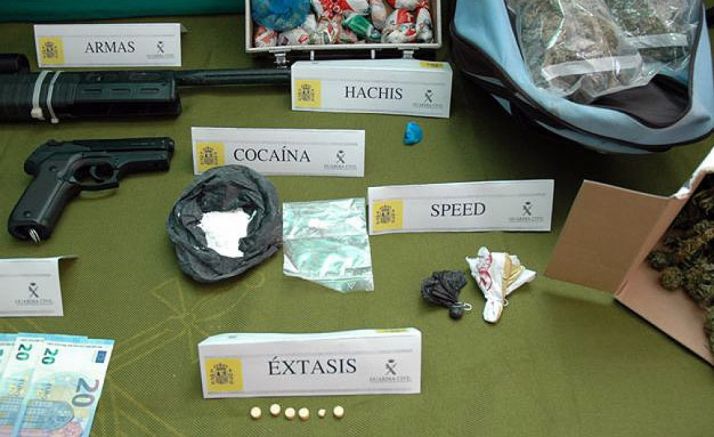 Armas, dinero y sustancias incautadas en la operación. /GC