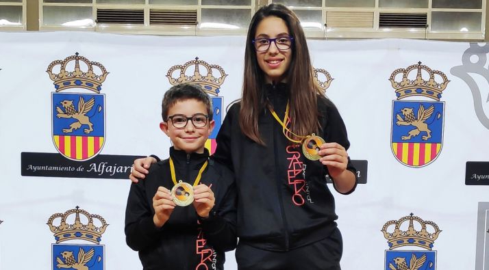 Hugo Sanz y Carmen Carro, con sus medallas en Alfajarín. /CVB