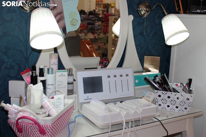 El dermoanalizador, herramienta estrella de la Parafarmacia de Los Royales. SN