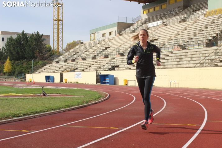 Estela Navascués se prepara en las pistas exteriores del CAEP. SN