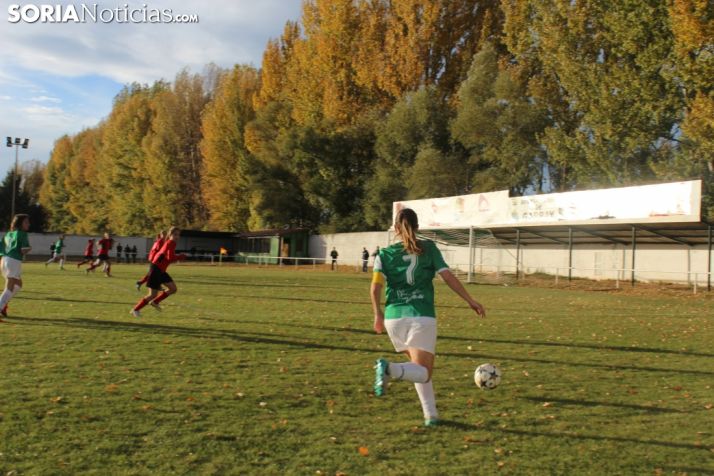 María Uriel conduce un balón ante la presencia de una jugadora del Capiscol en San Juan de Garray. SN