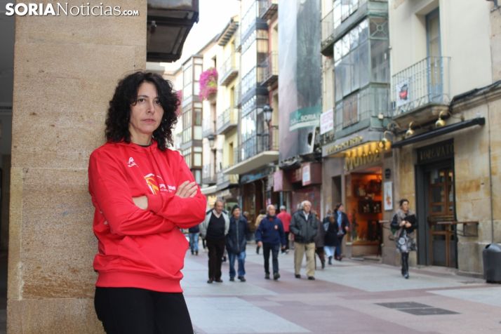 Marina Peña, campeona del Ranking Duatlón Cross, apoyada en una columna de El Collado. SN