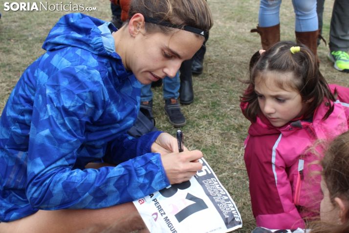 Marta firmó autógrafos en los dorsales de las atletas sorianas más pequeñas. SN