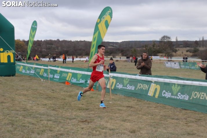 Dani Mateo pasa cerca de la meta durante el XXV Cross de Soria. SN