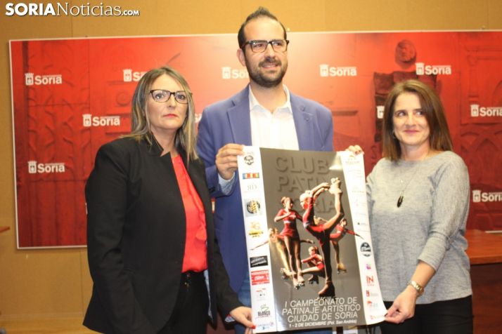 El CD Patín de Soria y el concejal de Deportes, Ángel Hernández, presentan el I Campeonato de Patinaje Artístico Ciudad de Soria en el Ayuntamiento. SN