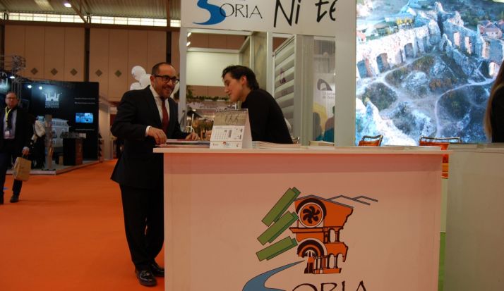 Luis Rey, presidente de la Diputación, en el stand de la provincia en la feria. 