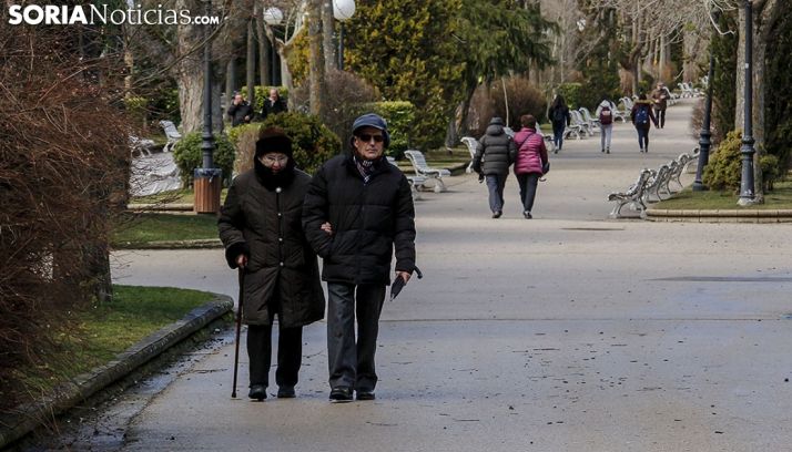 Jubilados paseando por la Alameda de Cervantes, en la capital soriana. /Freddy Páez