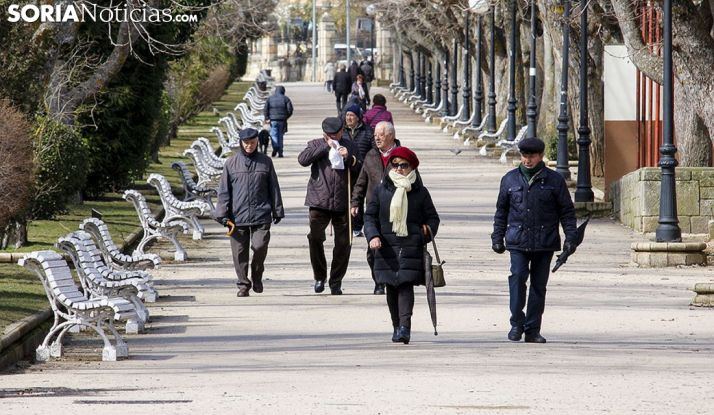 Jubilados paseando por la Alameda de Cervantes, en la capital soriana. /Freddy Páez