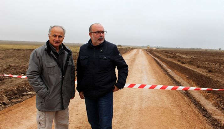Antón (izda.) y Latorre este martes en un camino de Villasayas. /SdG