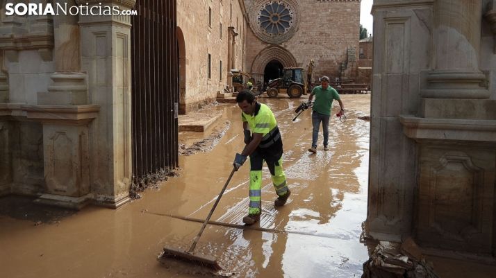 Labores de limpieza en el exterior del monasterio tras la riada de septiembre. /SN