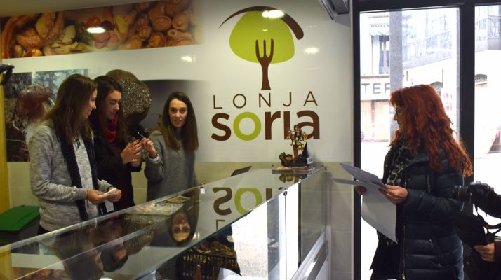 Una imagen del puesto, con la concejala (dcha.). /Ayto.