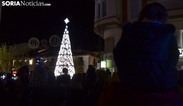 Momento del encendido del árbol de Navidad. /SN