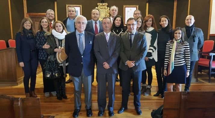 Los participantes en estas jornadas y el alcalde (ctro.) en el ayuntamiento burgense. 