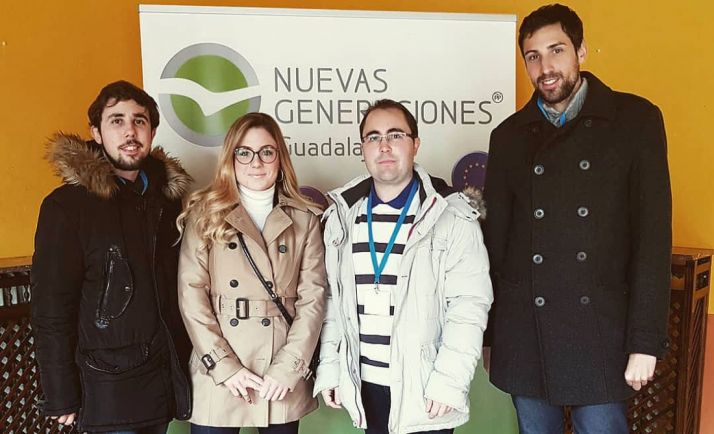 Los jóvenes sorianos, en la cumbre de Sigüenza. /NNGG PP Soria