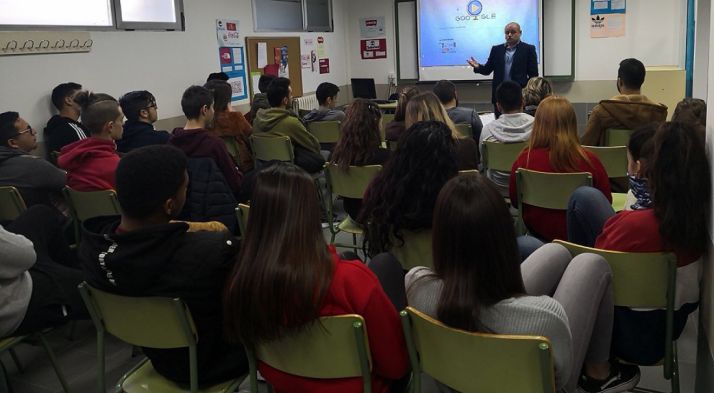 El empresario, en su encuentro con los alumnos del IES. 