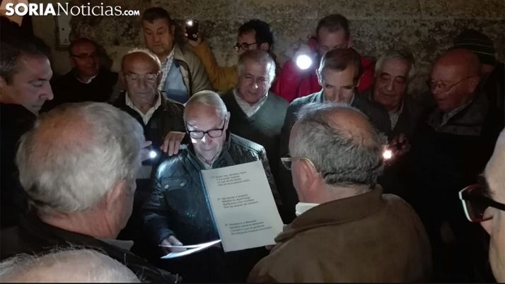 Uno de los grupos en los cánticos de Tajueco este jueves. /SN
