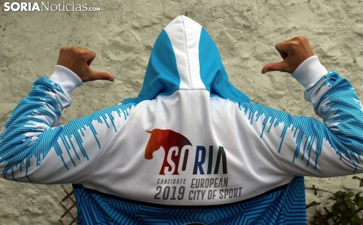 Parte trasera del nuevo chándal del Río Duero en el que se lee Soria Ciudad Europea del Deporte. SN