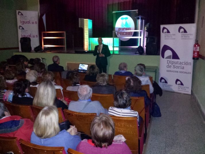 300 personas en Ágreda, contra la violencia de género.