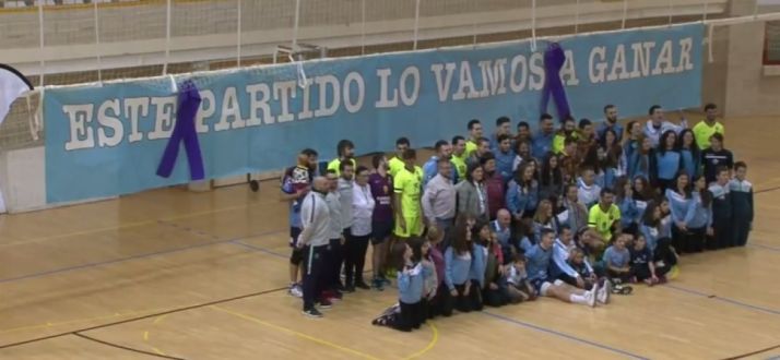 Fotografía con los dos equipos, contra la violencia de género.