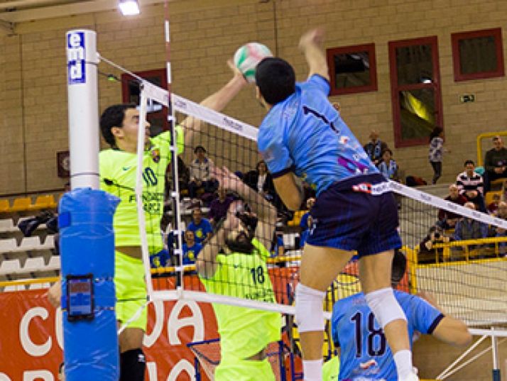 Ricky Vega intenta bloquear un remate de Sergi Arranz. JL Almazán 