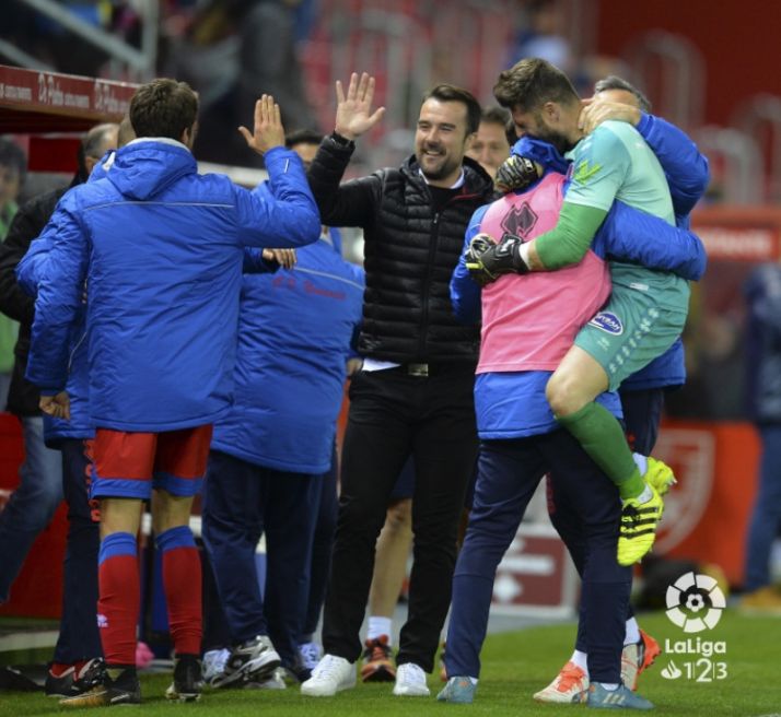 El banquillo del Numancia festejando el segundo gol. LFP