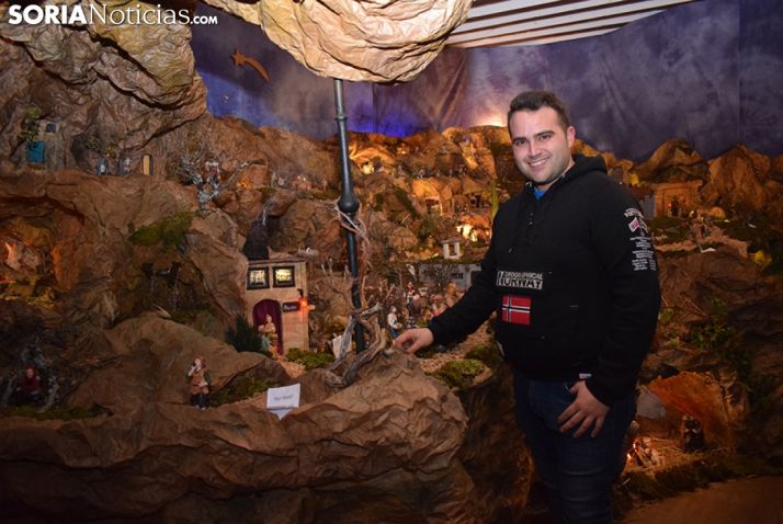 Álvaro Morales Blázquez, junto al espectacular belén de la iglesia de Almarza que ha instalado. /SN