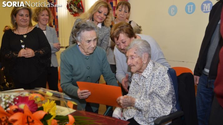 María recibe un escrito de una residente de la Fuente del Rey. /SN
