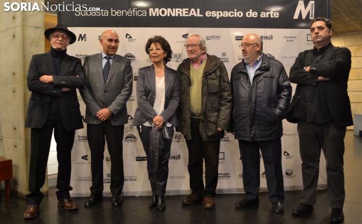 Pilar Monreal arropada con los colaboradores que han llevado adelante esta iniciativa. /SN