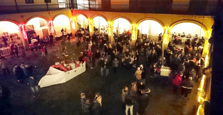 Buen ambiente en el mercadillo solidario de Almazán