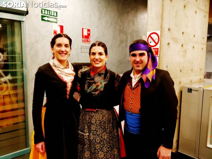 Cuatro grupos de gaiteros y los danzantes deleitan al Palacio de la Audiencia. SN