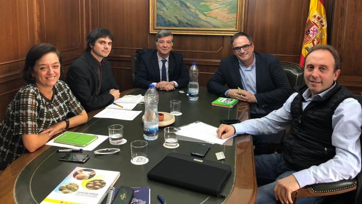 Ortiz (dcha.), frente a la directora general. 