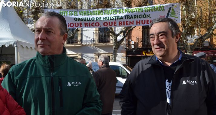 Donaciano Dujo (izda.) y Carmelo Gómez este pasado viernes en la degustación de derivados del cerdo. /SN