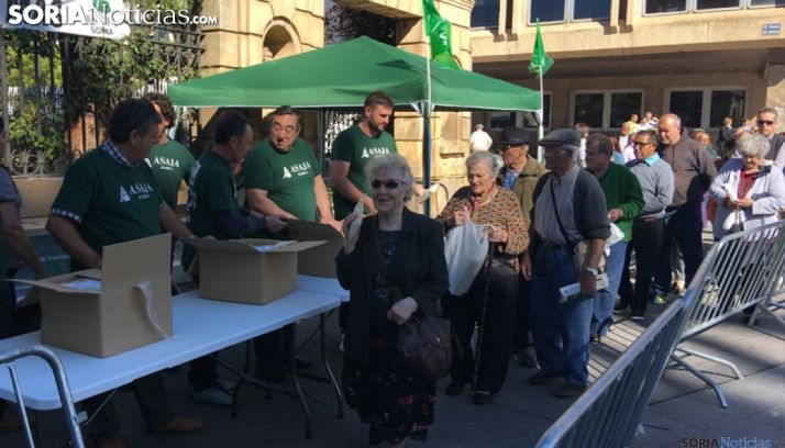 Un reparto de alimentos realizado por ASAJA en la capital. /SN
