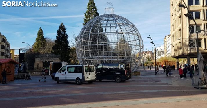 La gran bola ya instalada. /SN