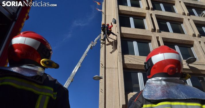 Un ejercicio de los bomberos de Soria en Granados. /SN