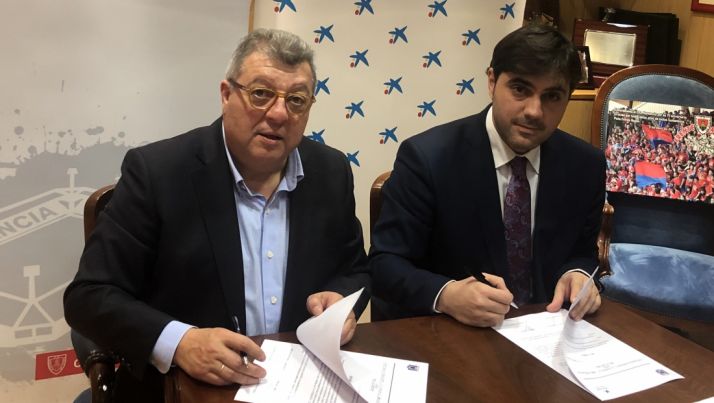 Víctor Martín (izda.) y Rodrigo Martínez en la rúbrica del acuerdo. /CDN