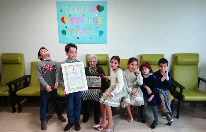 Tomasa, sentada, con la última generación de su descendencia. 