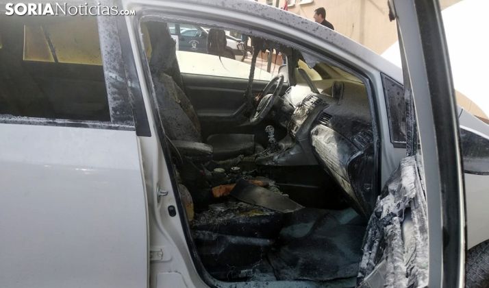 Una imagen del interior del turismo tras las llamas. /SN