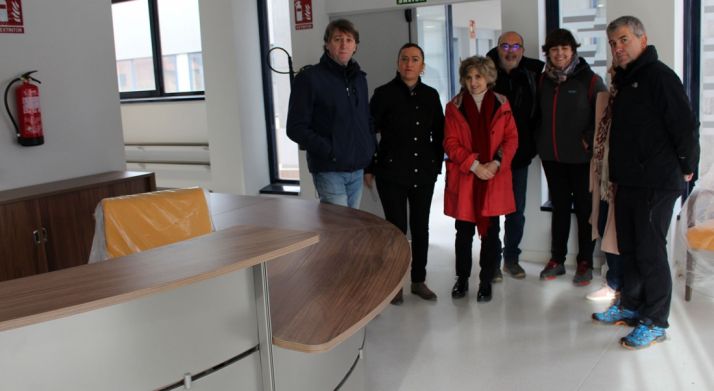 La ministra, en el centro, en una visita al centro. /SdG