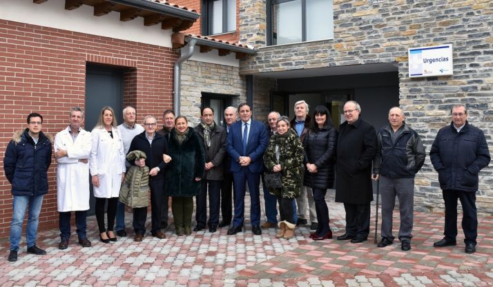 El consejero (ctro.) en el centro de salud sampedrano. /Jta.