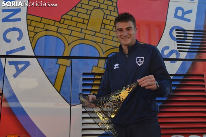 Jordi Sánchez posa con un gorro de bruja en Los Pajaritos. SN