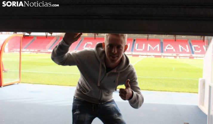 Dani Nieto sujeta una persiana a medio abrir en el estadio de Los Pajaritos. /SN