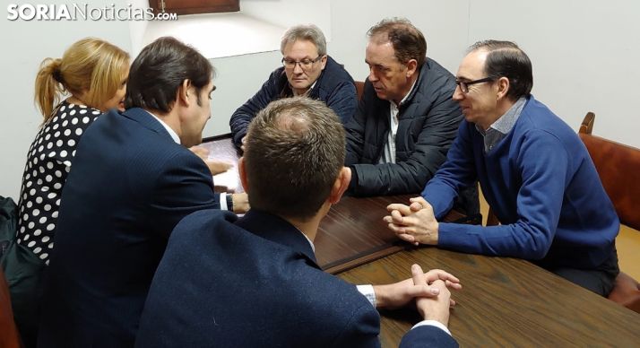 De frente, Luciano Hernández (izda.), Benito Serrano y Gustavo Martínez con el Consejero este viernes en una de las dependencias del Aula Tirso de Molina. /M-Audiovisuales