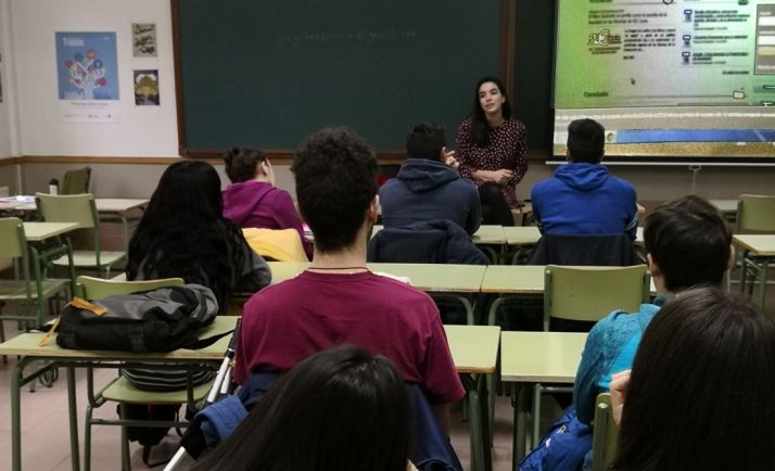 La joven empresaria, con alumnos del IES. /FOES