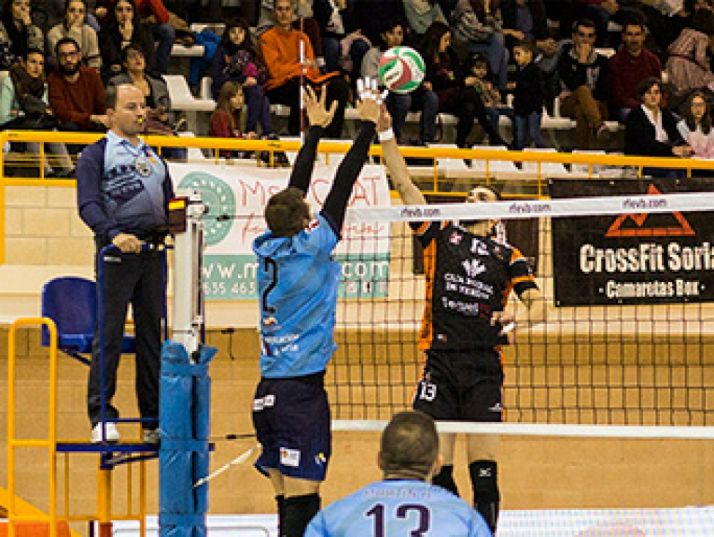 Manu Salvador salta ante la presencia de un jugador turolense. Juan Carlos Rodrigo 