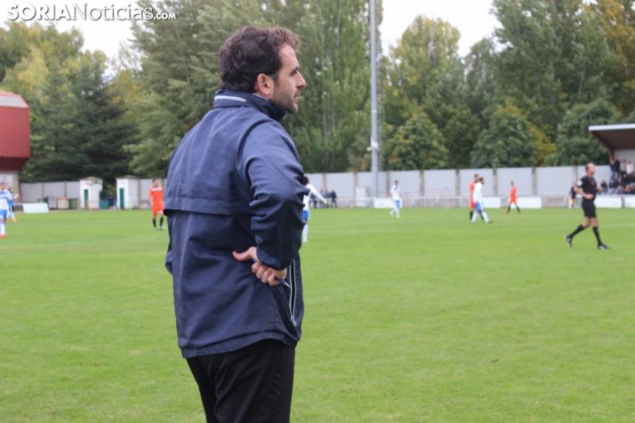 Diego Rojas, míster de la SD Almazán, dirigiendo en La Arboleda. SN